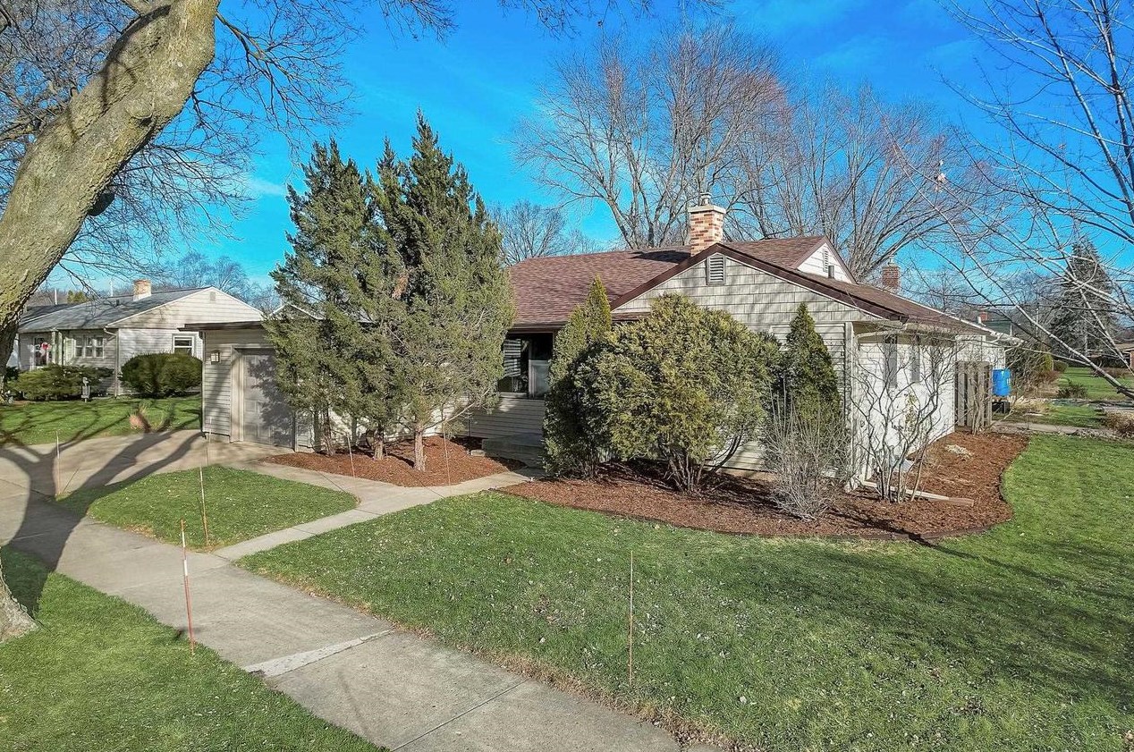 145 Cumberland Ln, Madison, WI 53714-2323