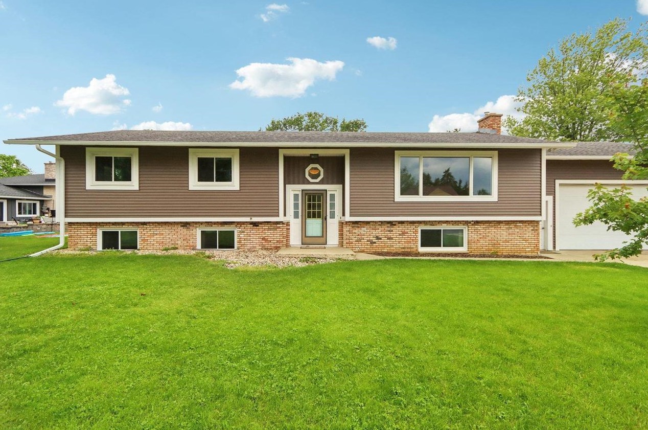208 Golfview Dr, Mount Horeb, WI 53572-2309