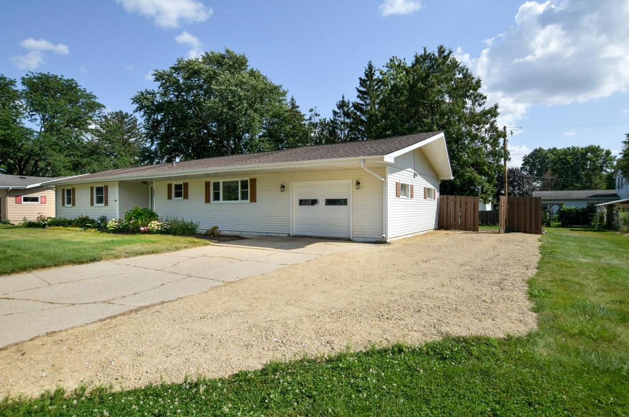 609 E Holum St, De Forest, WI 53532