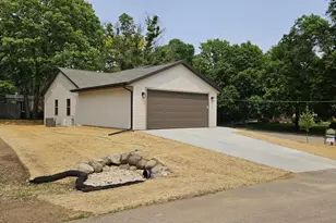 915 Sutherland Ave, Janesville, WI 53545 - Photo 2