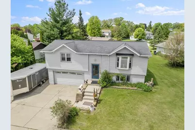 917 Wheelock Avenue, Hartford, WI 53027 - Photo 2