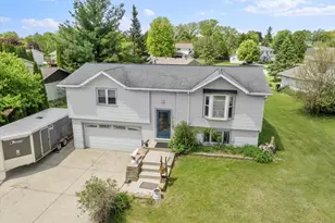 917 Wheelock Ave, Hartford, WI 53027 - Photo 2