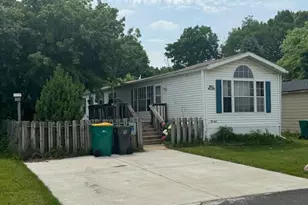 W211N11783 Hilltop Cir, Germantown, WI 53022 - Photo 2