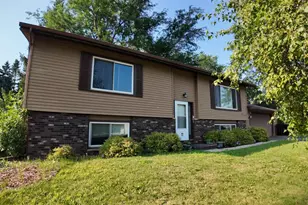 620 Acker Pkwy, DeForest, WI 53532 - Photo 2