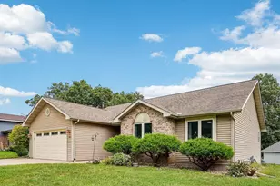510 Oakridge Dr, Portage, WI 53901 - Photo 2