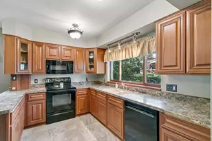 523 W Edgewater St, Portage, WI 53901 - Photo 4