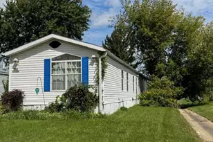 W211N11782 Hilltop Cir, Germantown, WI 53022 - Photo 2