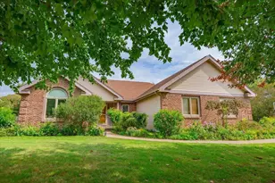 5834 Persimmon Dr, Fitchburg, WI 53711 - Photo 2