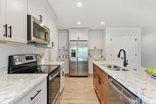 352 Dahlia Dr, Stoughton, WI 53589 - Photo 6