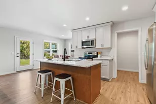 352 Dahlia Dr, Stoughton, WI 53589 - Photo 10