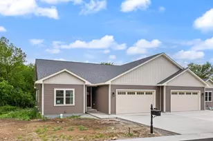 742 Kensington Dr, Ripon, WI 54971 - Photo 1