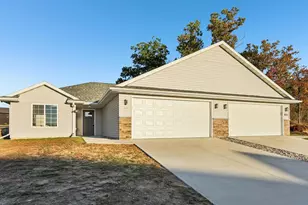 2464 Russell Ct, Reedsburg, WI 53959 - Photo 2