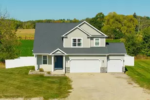 131 W Blackhawk Dr, Fort Atkinson, WI 53538 - Photo 1