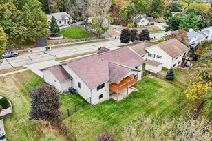 2201 Winfield Dr, Reedsburg, WI 53959 - Photo 2