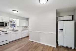 323 Center Ave, Janesville, WI 53548 - Photo 8