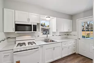 323 Center Ave, Janesville, WI 53548 - Photo 10