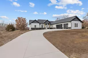 5611 N Vista Ln, Janesville, WI 53548 - Photo 2