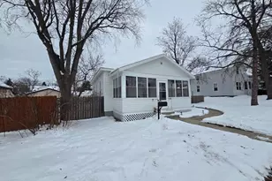 321 E Carroll St, Portage, WI 53901 - Photo 2