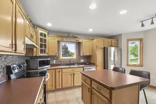 805 Violet Ln, Oregon, WI 53575 - Photo 12