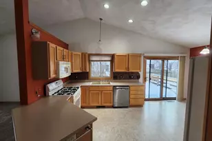 2715 N Wuthering Hills Dr, Janesville, WI 53546 - Photo 4