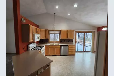 2715 N Wuthering Hills Drive, Janesville, WI 53546 - Photo 4