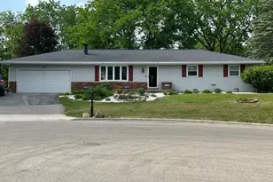 209 Hilltop Cir, Brooklyn, WI 53521 - Photo 2