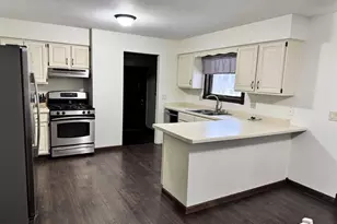 209 Hilltop Cir, Brooklyn, WI 53521 - Photo 4