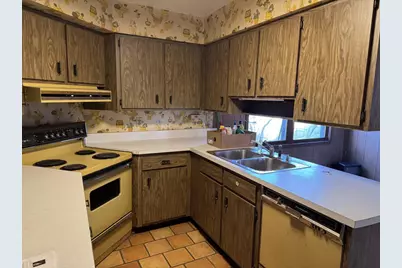 215 E Centerway Street, Janesville, WI 53545 - Photo 4