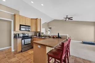 3921 Ambleside Dr, Madison, WI 53719 - Photo 12