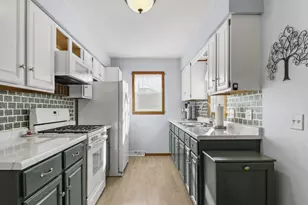 321 W Mulberry St, Baraboo, WI 53913 - Photo 6