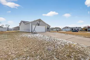 1627 Redwood Dr, Janesville, WI 53548 - Photo 4