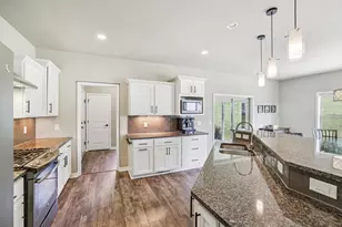 204 Westmorland Dr, Mount Horeb, WI 53572 - Photo 2