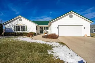 921 Stewart Ct, Mauston, WI 53948 - Photo 2