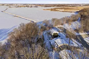 816 Woodview Dr, Sun Prairie, WI 53590 - Photo 6