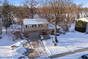 816 Woodview Dr, Sun Prairie, WI 53590 - Photo 1