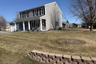 237 Royal Ridge Dr, Oconomowoc, WI 53066 - Photo 4