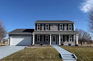 237 Royal Ridge Dr, Oconomowoc, WI 53066 - Photo 1