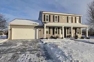 237 Royal Ridge Dr, Oconomowoc, WI 53066 - Photo 1