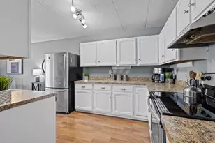 10 Maple Wood Ln, Madison, WI 53704 - Photo 1