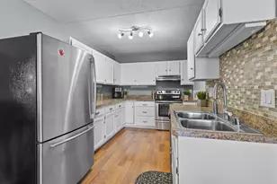 10 Maple Wood Ln, Madison, WI 53704 - Photo 2