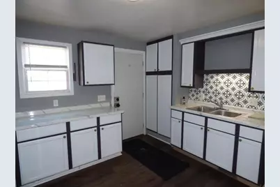 827 Garfield Avenue, Beloit, WI 53511 - Photo 2