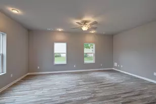 620 W Delavan Dr, Janesville, WI 53548 - Photo 4