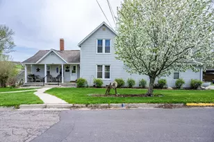207 Spring St, Elroy, WI 53929 - Photo 2