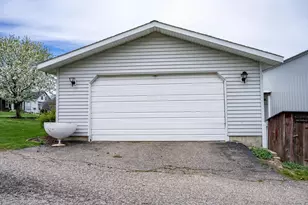 207 Spring St, Elroy, WI 53929 - Photo 6