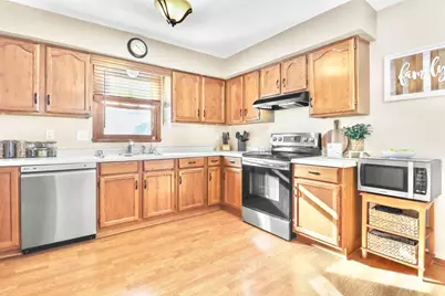 1002 Cherrywood Drive, Waukesha, WI 53188 - Photo 4