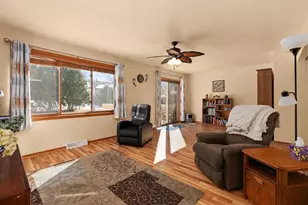 185 N Lexington Pkwy, DeForest, WI 53532 - Photo 2