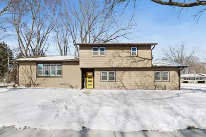 132 W Macarthur Street, Sun Prairie, WI 53590 - Photo 2