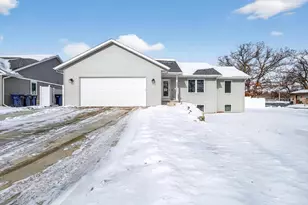 4252 Fox Hills Ct, Janesville, WI 53546 - Photo 2