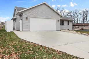 4252 Fox Hills Ct, Janesville, WI 53546 - Photo 8