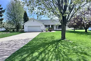 640 Mooreland Circle, Portage, WI 53901 - Photo 2